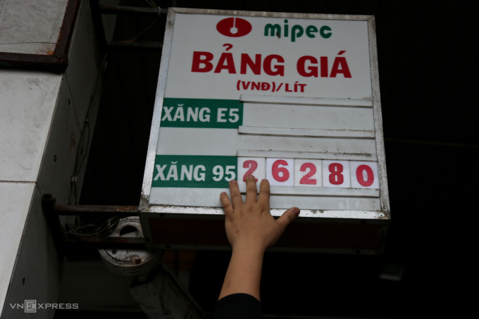 Nhân viên điều chỉnh giá xăng tại cây xăng trên đường Phạm Văn Chiêu, quận Gò Vấp, chiều 21/2. Ảnh: Đình Vui