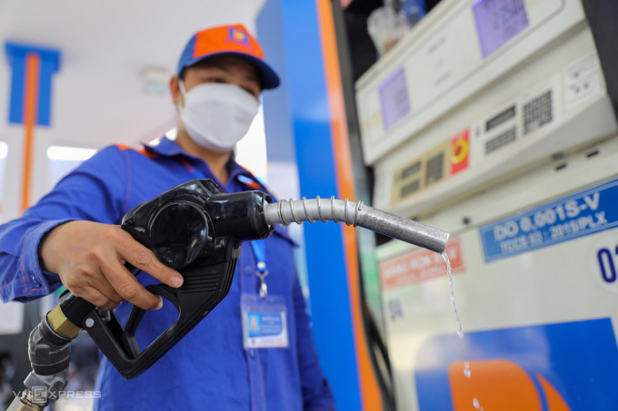 Nhân viên cây xăng ở quận 3 đổ nhiên liệu cho khách hàng, tháng 2/2022. Ảnh: Quỳnh Trần