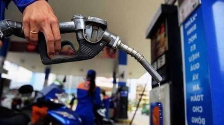 Giá xăng dầu tăng kỷ lục: Gánh nặng đè lên vai người nghèo - 1