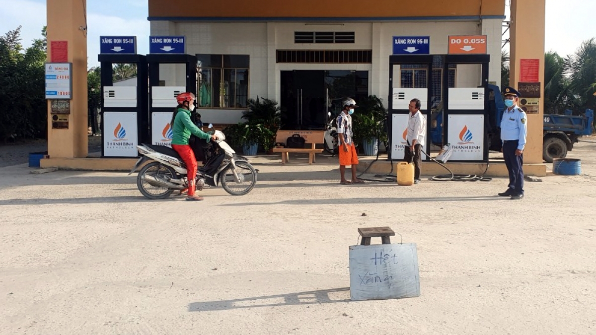 Cửa hàng xăng dầu tại thị xã Gò Công, tỉnh Tiền Giang ngày 7/2 ngừng bán do hết hàng, tuy nhiên chiều 8/2 đã nhập 6.000 lít xăng để cung cấp cho người tiêu dùng. Ảnh: Cục QLTT Tiền Giang.